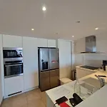 Climatise 2 Avec Terrasse Et Cuisine Equipee - Fr-1-100-344 דירה
